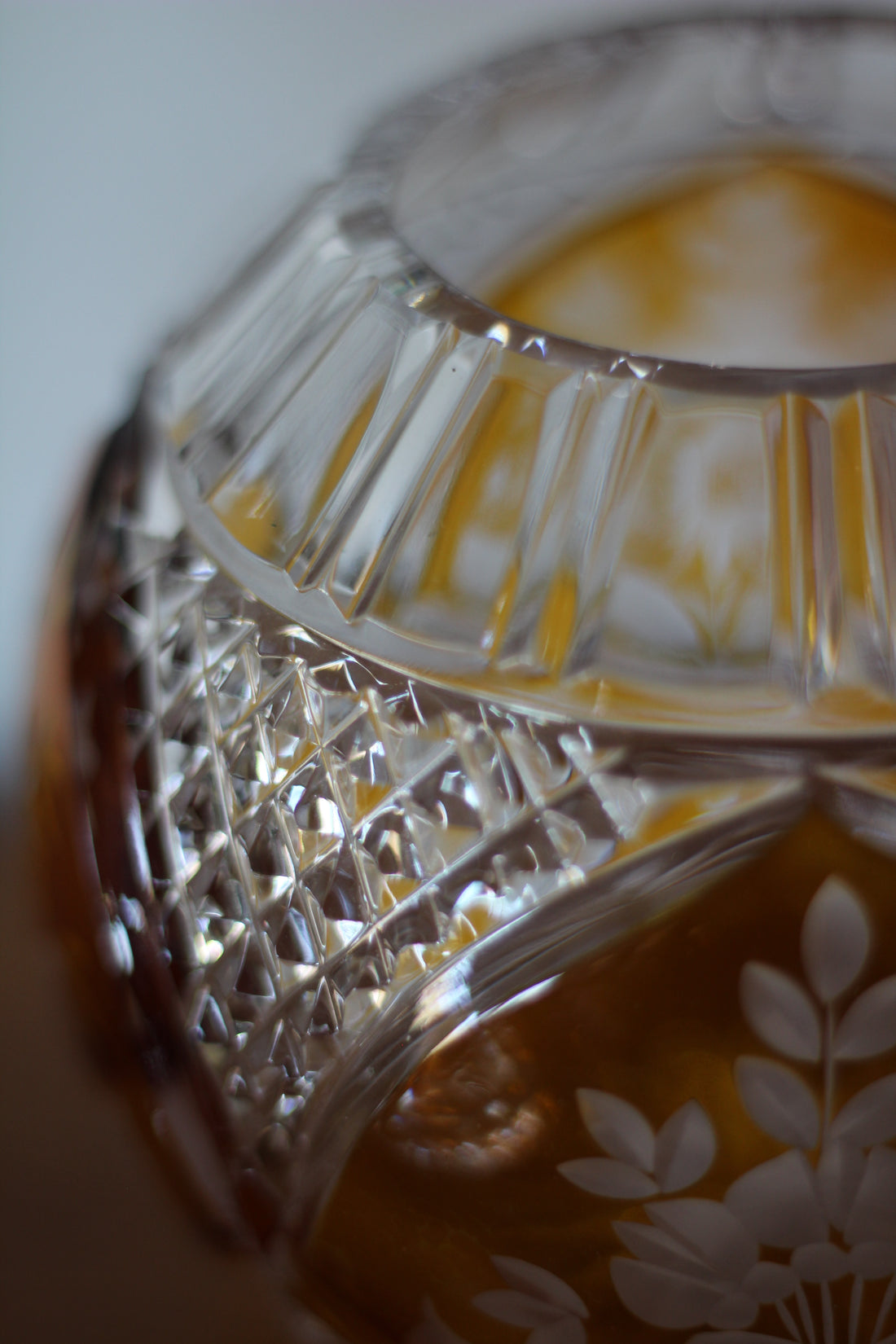 Vase boule ambré en cristal de Bohême