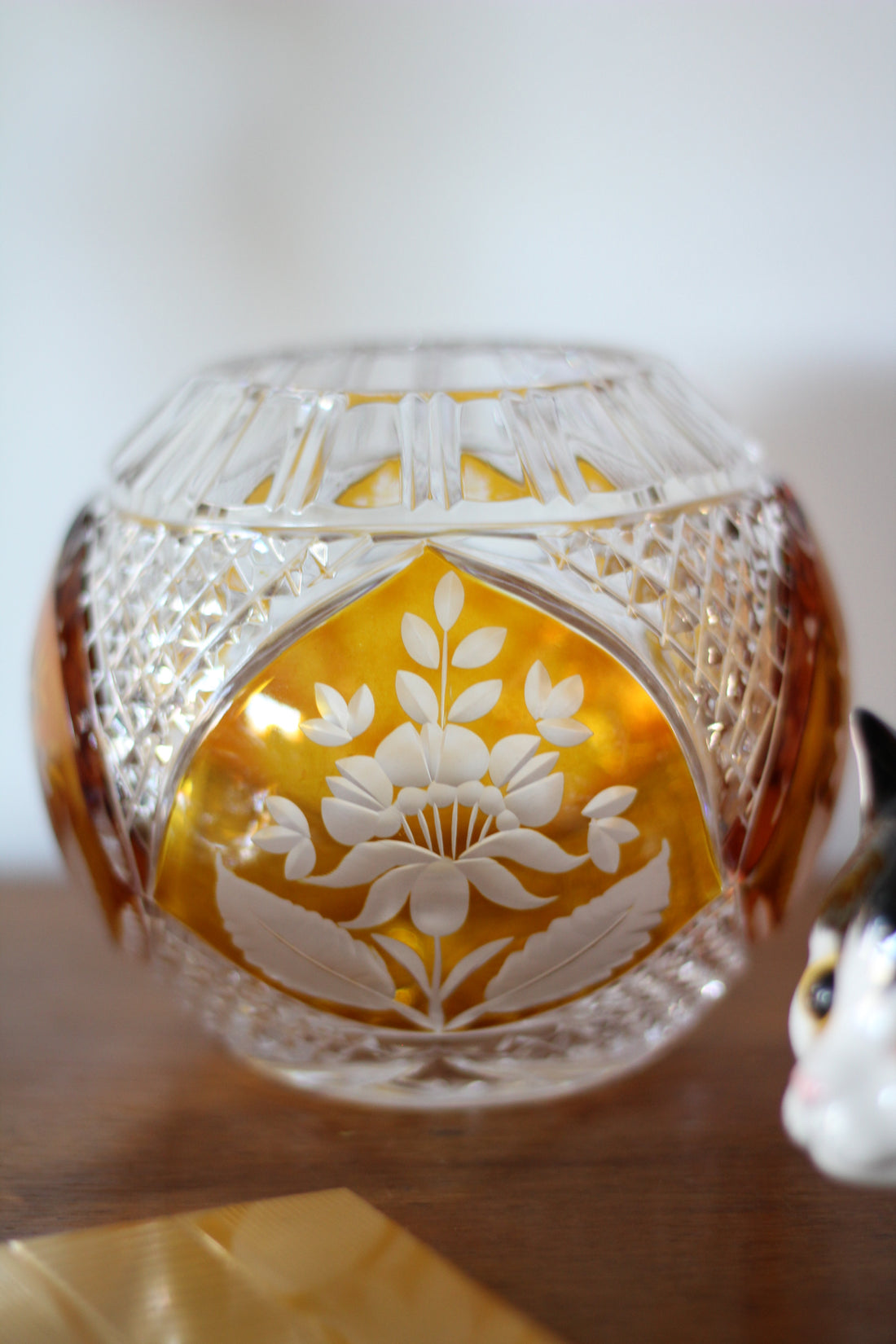 Vase boule ambré en cristal de Bohême