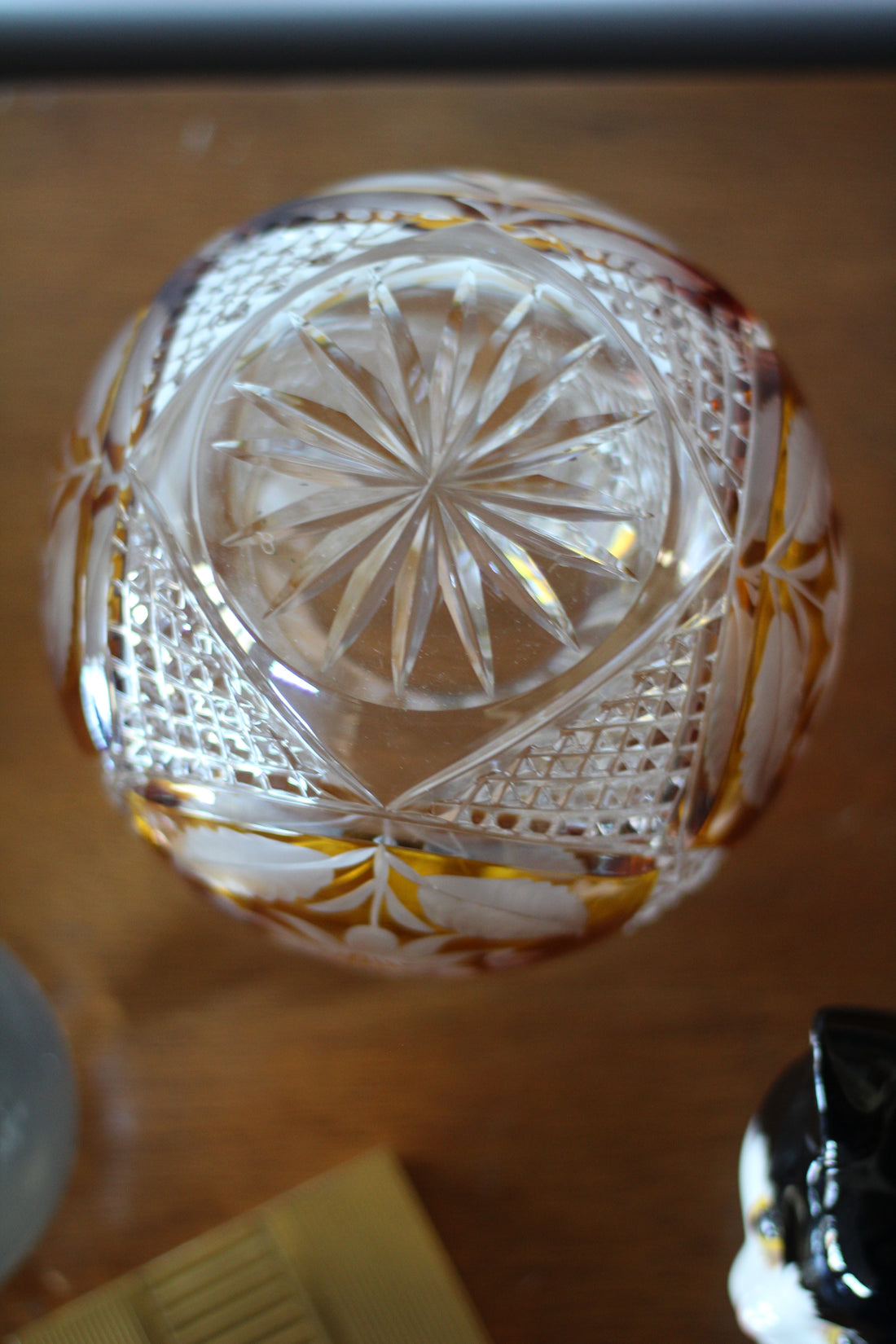 Vase boule ambré en cristal de Bohême