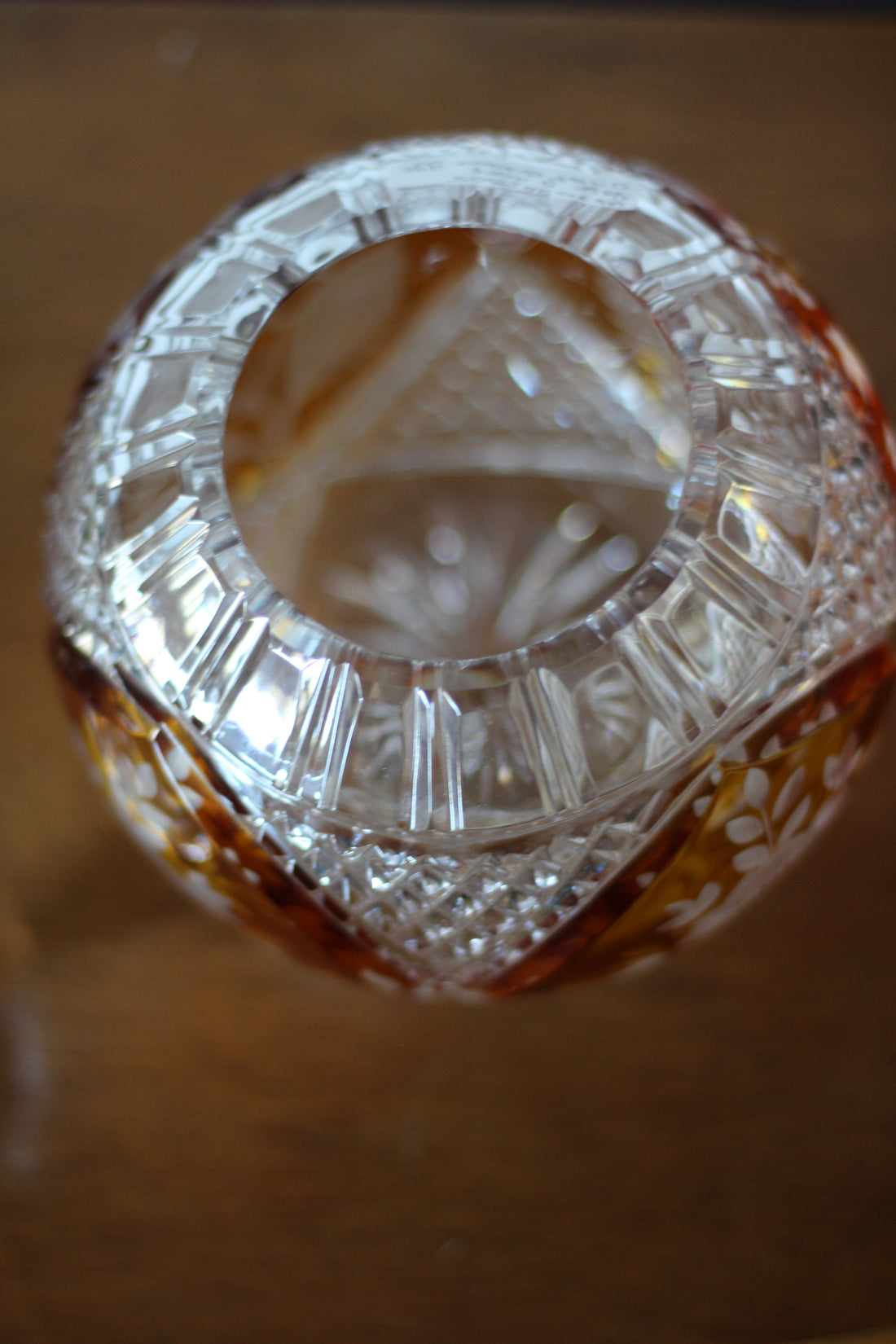 Vase boule ambré en cristal de Bohême