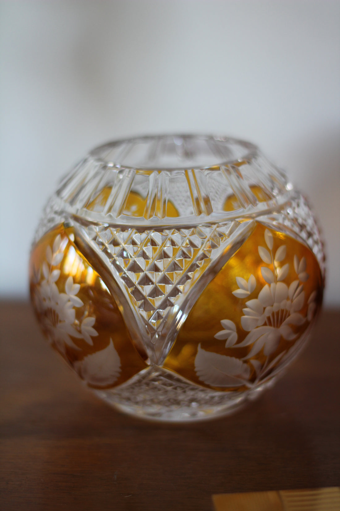 Vase boule ambré en cristal de Bohême