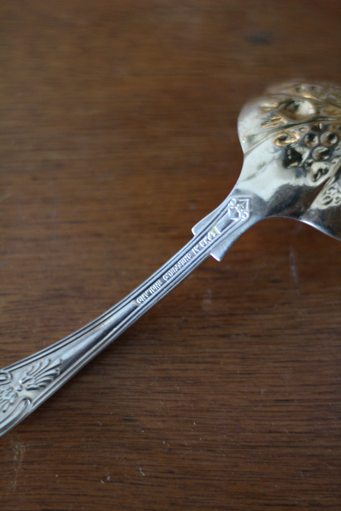 Cuillère à baies anglaise en métal argenté et doré – Sheffield