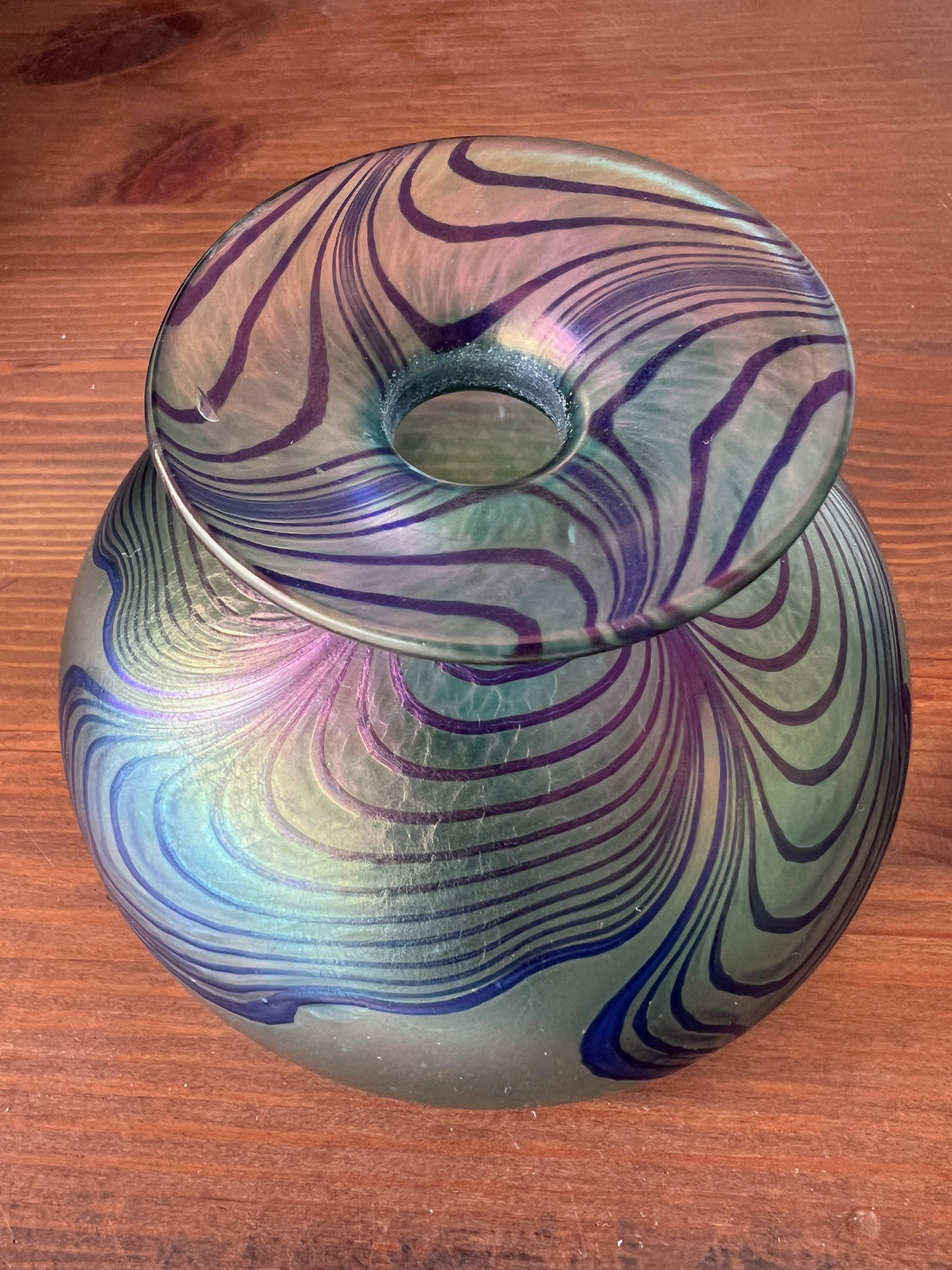 Vase Robert Held en verre soufflé iridescent