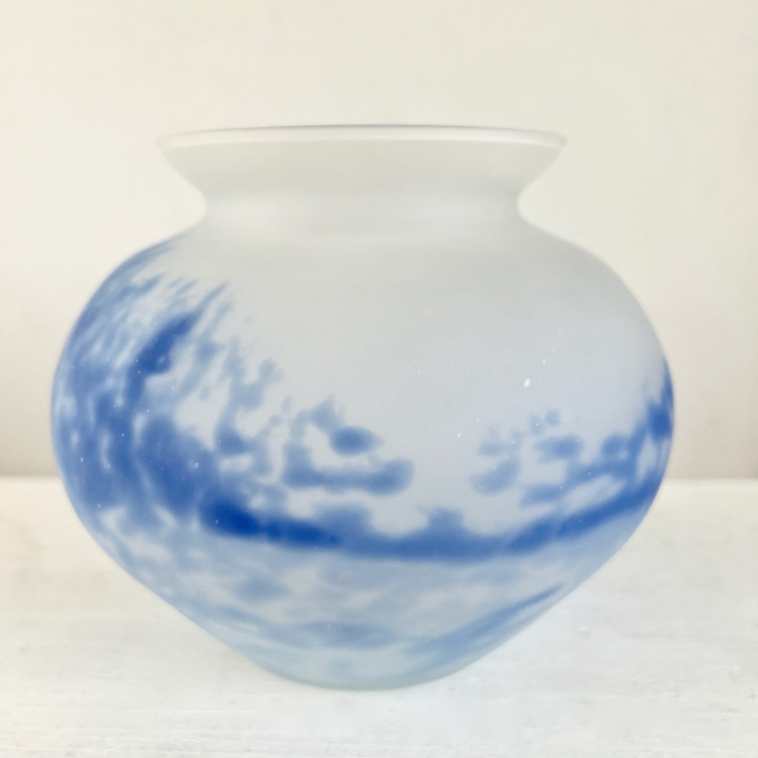 Vase moucheté en pâte de verre