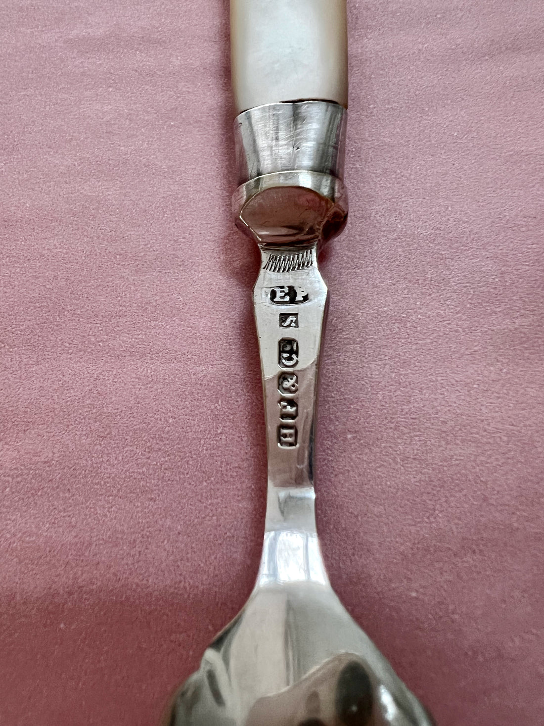 Ensemble de 4 trésors argentés - Angleterre - 1887, 1900 et XXème