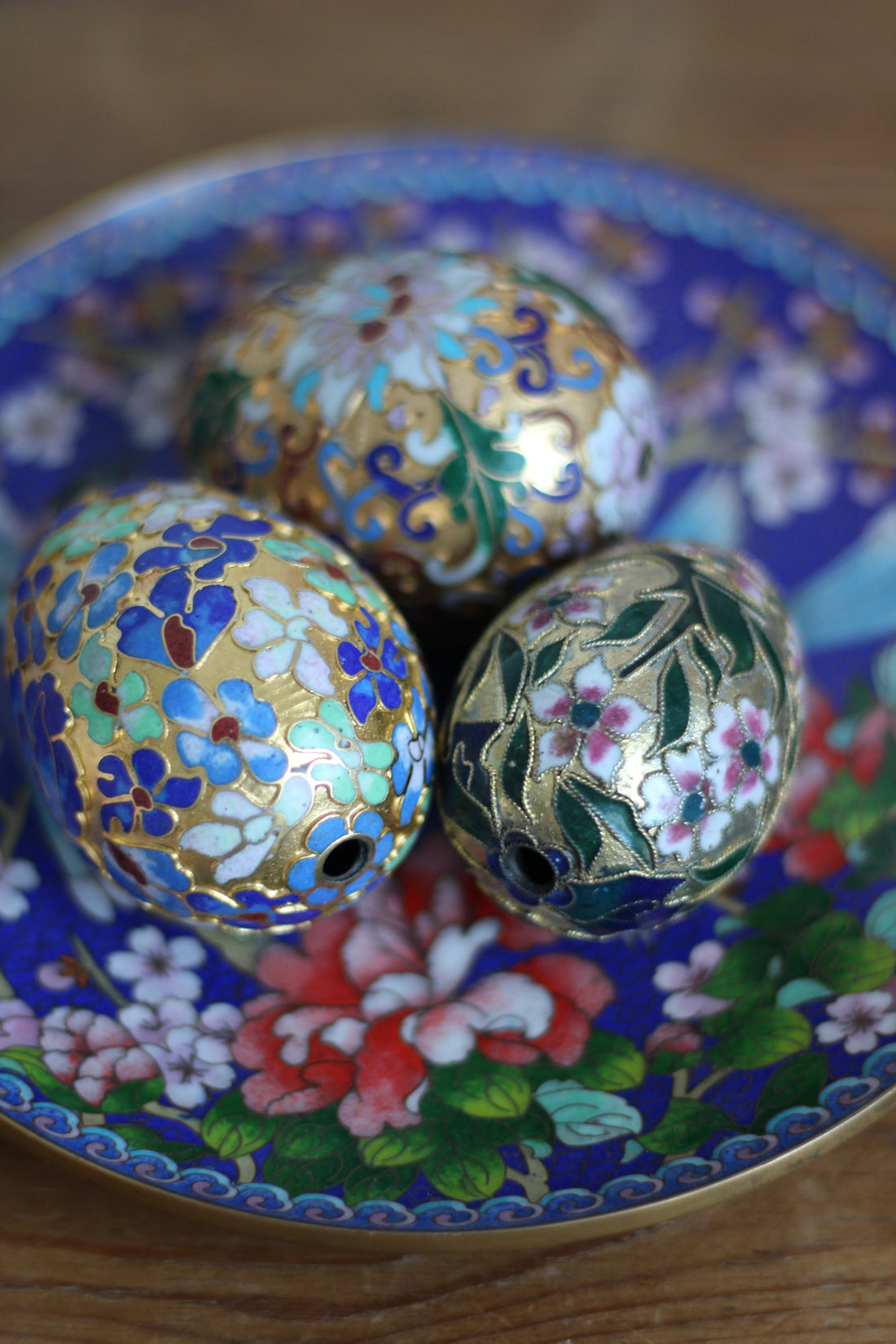 Assiette et 3 oeufs cloisonnés