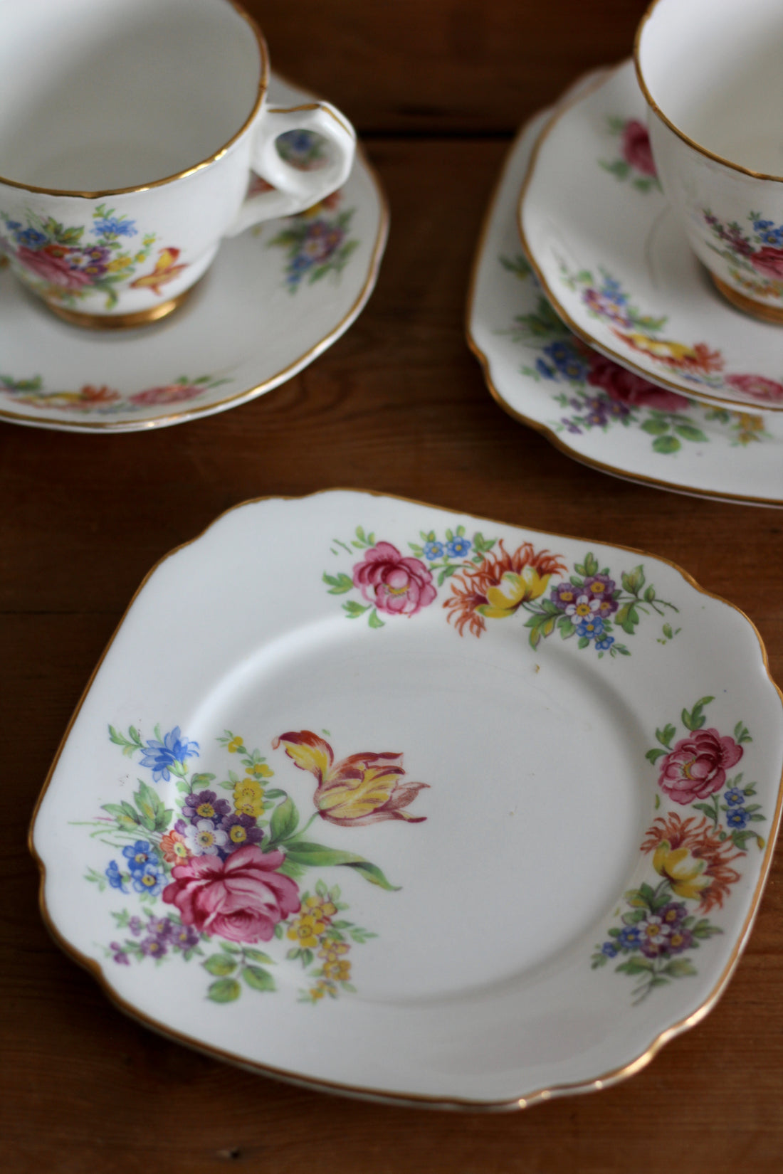 Service anglais fleuri 5 tasses, sous-tasses et assiettes à biscuits