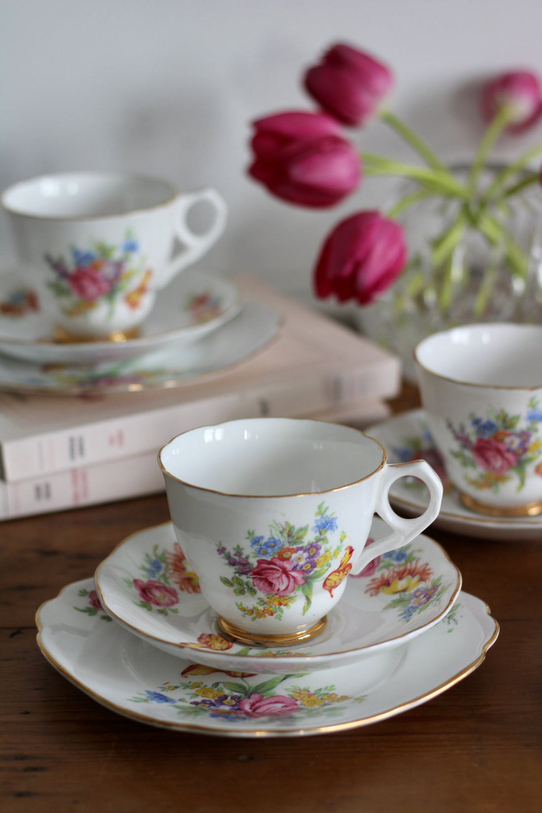 Service anglais fleuri 5 tasses, sous-tasses et assiettes à biscuits