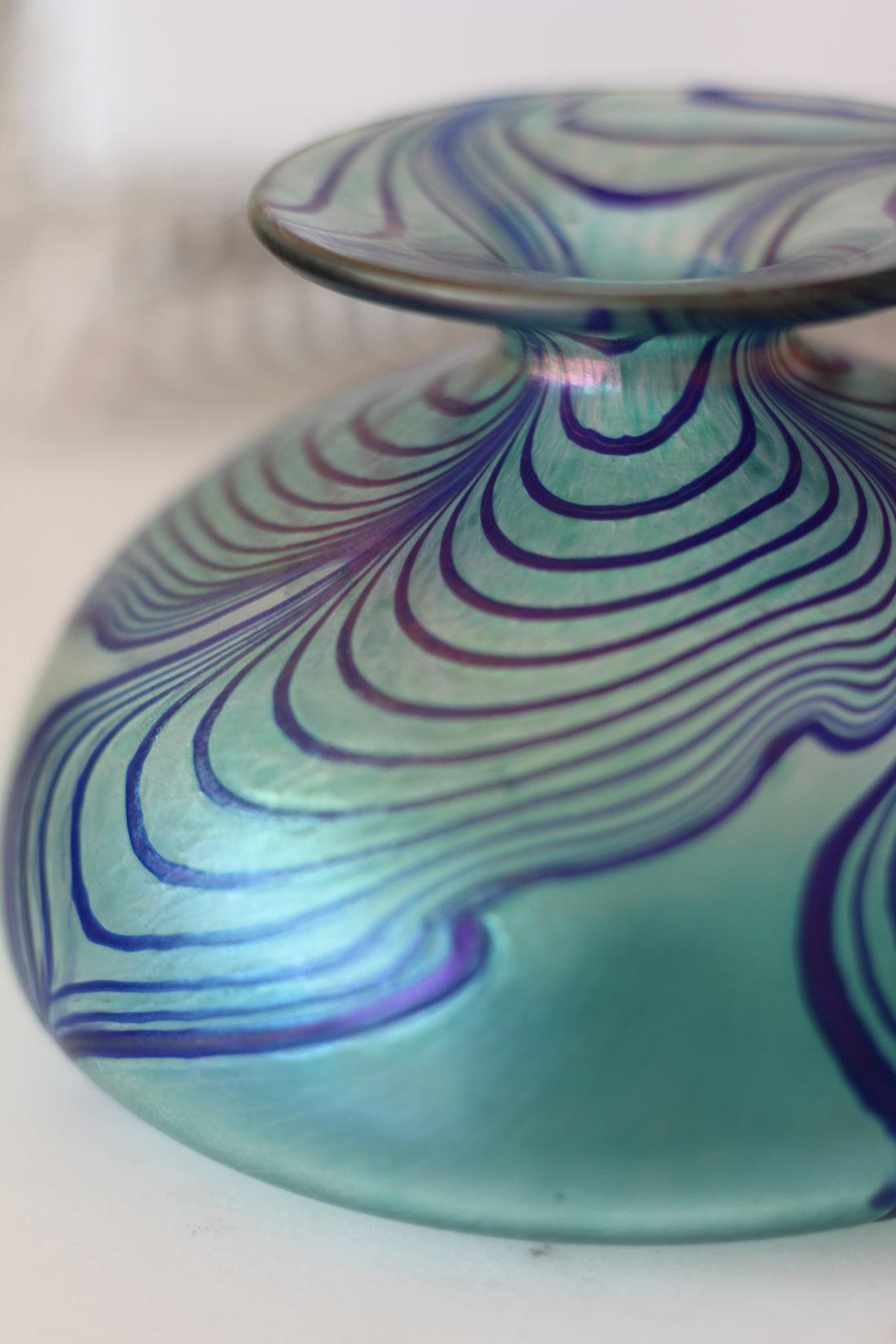 Vase Robert Held en verre soufflé iridescent