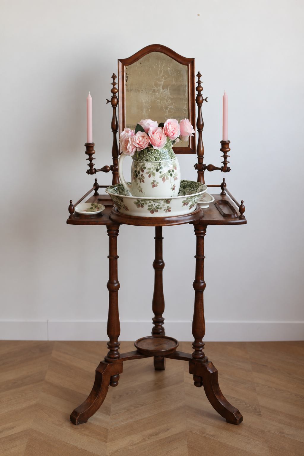 Meuble de toilette fin XIXème avec psyche, porte-bougies et garni d'accessoires Luneville
