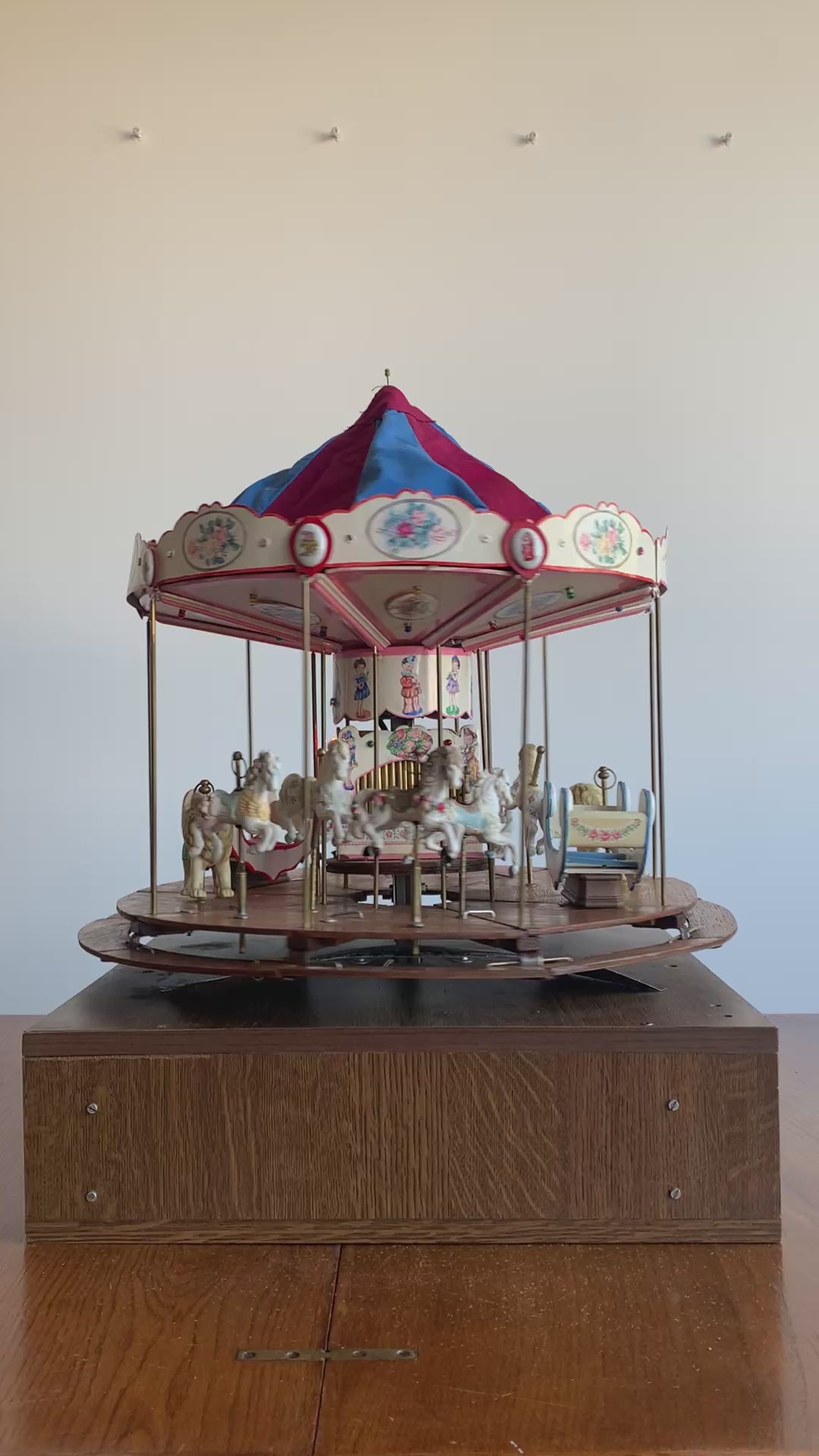 Carrousel artisanal aux chevaux de bois