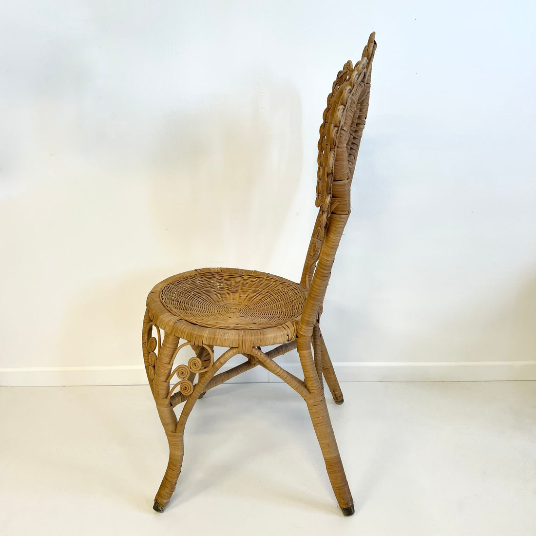 Chaise peacock en rotin Londres 1970