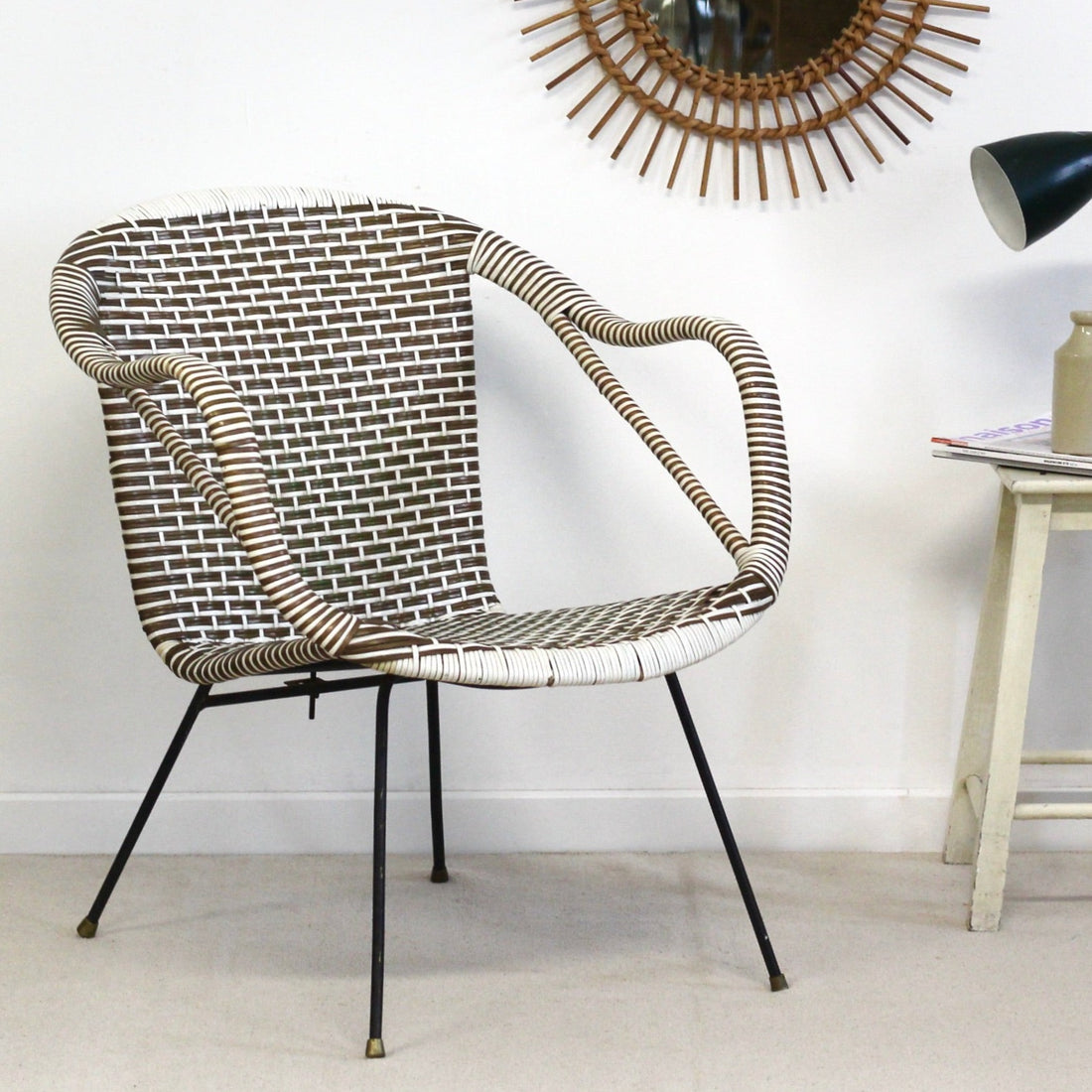 fauteuil-scoubidou-blanc-noir-pieds-noirs-vintage-la-petite-brocante