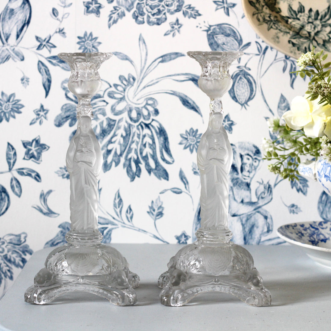 Paire de bougeoirs Vierge Marie en cristal de Portieux