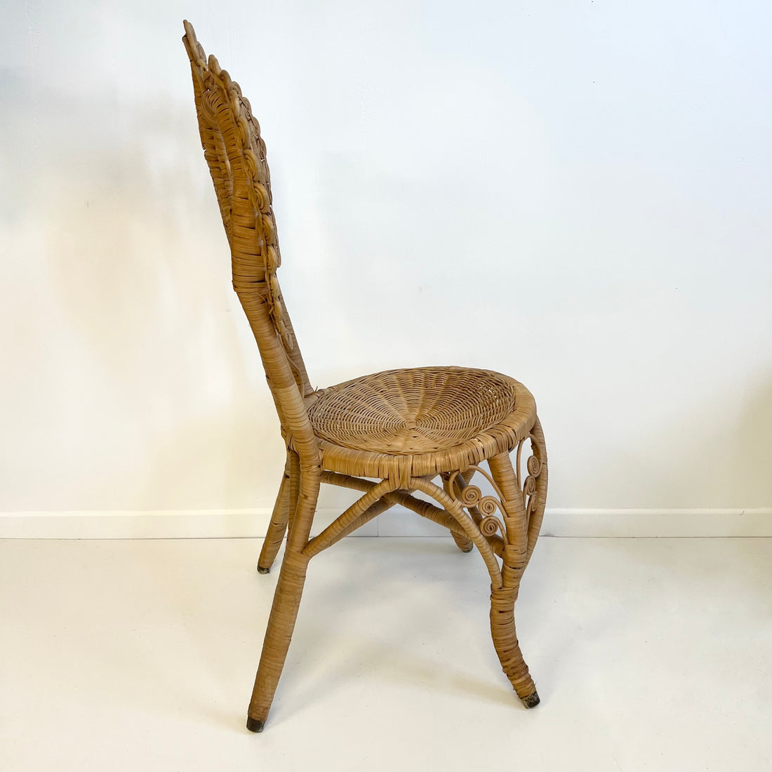 Chaise peacock en rotin Londres 1970