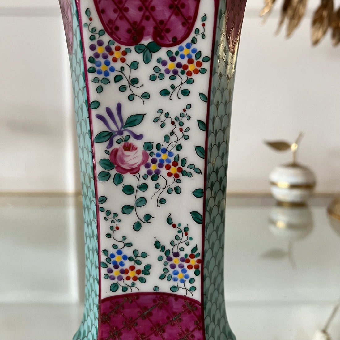Paire de vases en porcelaine de Limoges vintage