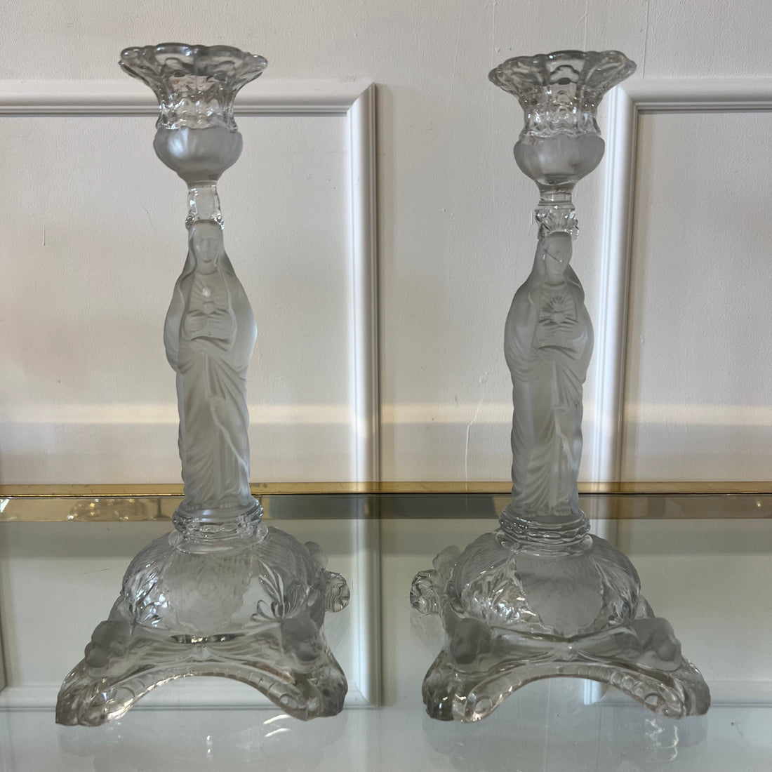 Paire de bougeoirs Vierge Marie en cristal de Portieux