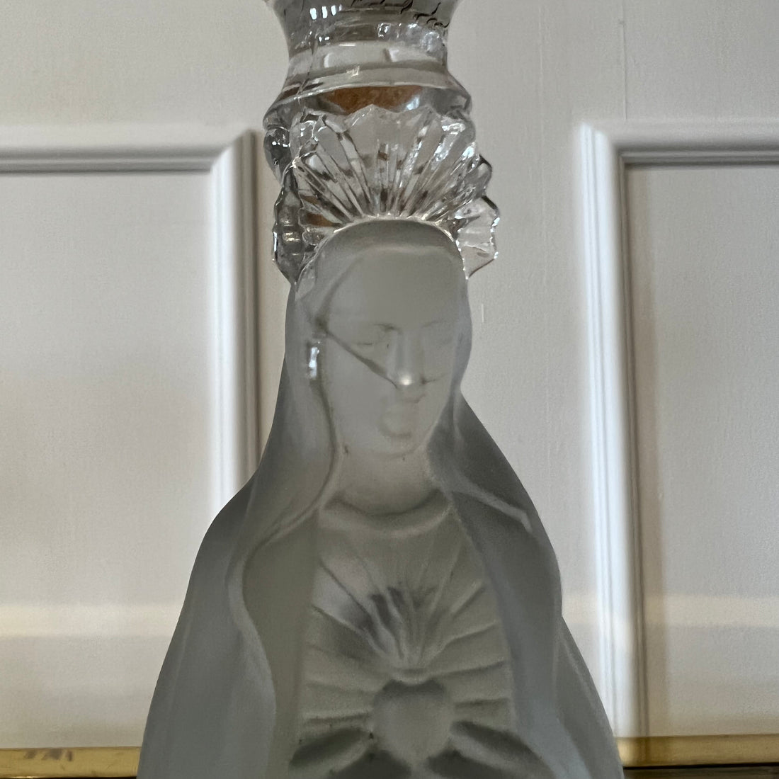 Paire de bougeoirs Vierge Marie en cristal de Portieux