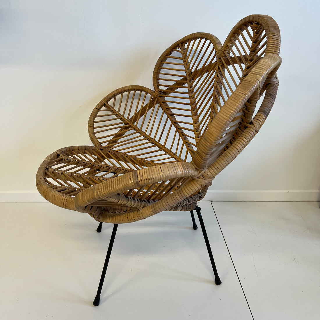 Fauteuil en forme de fleur, fauteuil fleur en rotin, fauteuil en rotin et  pieds en métal - Rotin Design